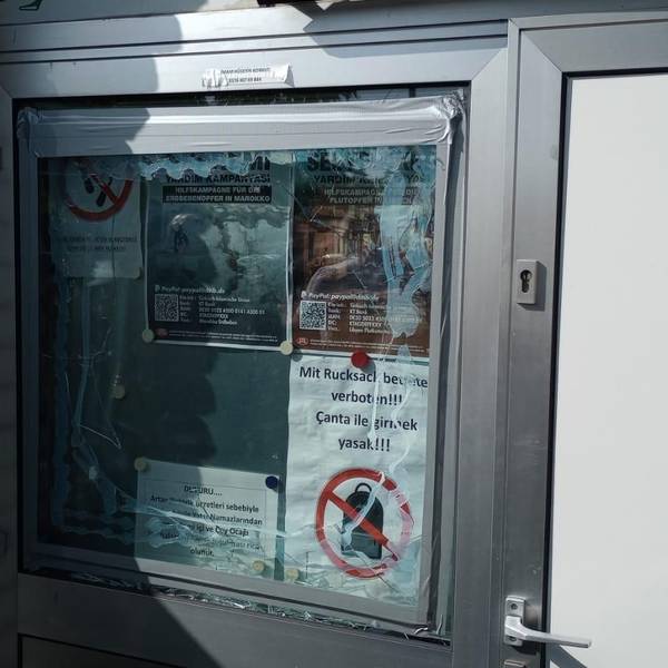 In der Eingangstür der Moschee in der Händelstraße klafft ein großes Loch.
