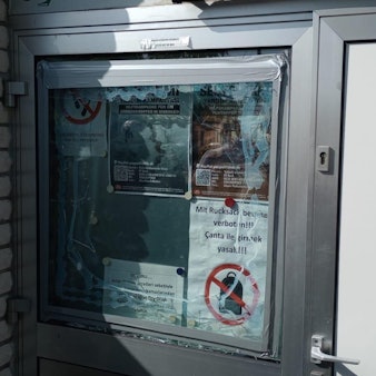 In der Eingangstür der Moschee in der Händelstraße klafft ein großes Loch.