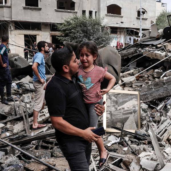 Ein Mann trägt ein Kind nach dem Gegenschlag der israelischen Luftwaffe im Gaza-Streifen. Der Terror der Hamas ruft Reaktionen Israels hervor, die Folge sind auch viele zivile Opfer.