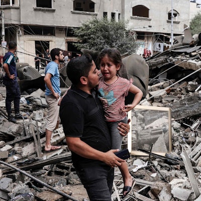 Ein Mann trägt ein Kind nach dem Gegenschlag der israelischen Luftwaffe im Gaza-Streifen. Der Terror der Hamas ruft Reaktionen Israels hervor, die Folge sind auch viele zivile Opfer.