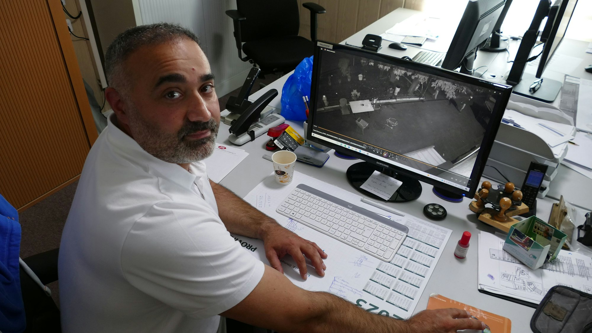 Ein Mann sitzt vor einem Computerbildschirm.