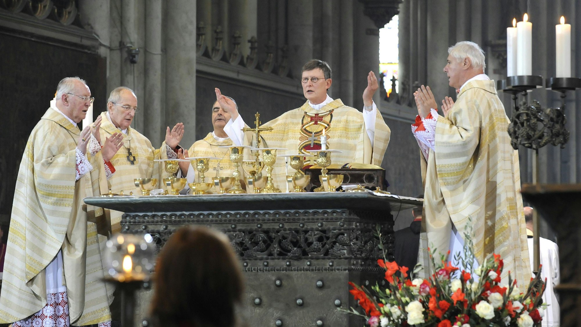 Rainer Maria Woelki (m.) im Kölner Dom, Kurienkardinal Gerhard Ludwig Müller (r.) hat den Kölner Kardinal nun unterstützt. (Archivbild)