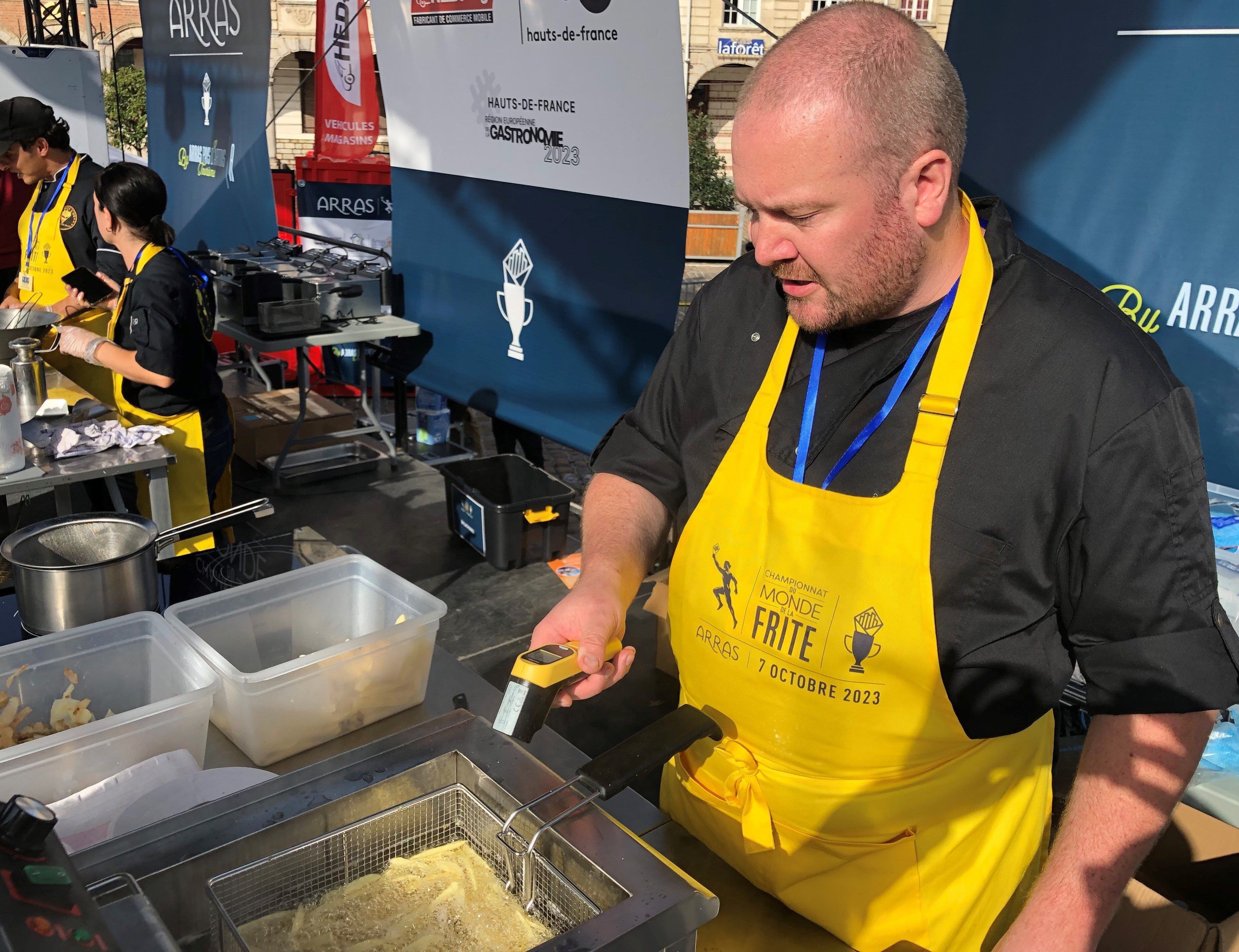 Gastronom Paul-Henri Doumenc bereitet Pommes-frites zu. Dutzende Pommes-Gastronomen treten auf dem Großen Platz bei einer Pommes-Weltmeisterschaft in vier Kategorien gegeneinander an.