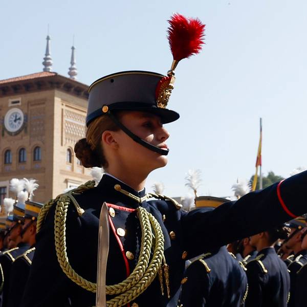 Spaniens Kronprinzessin Leonor hat nach gut sieben Wochen ihrer militärischen Ausbildung den Fahneneid geleistet.