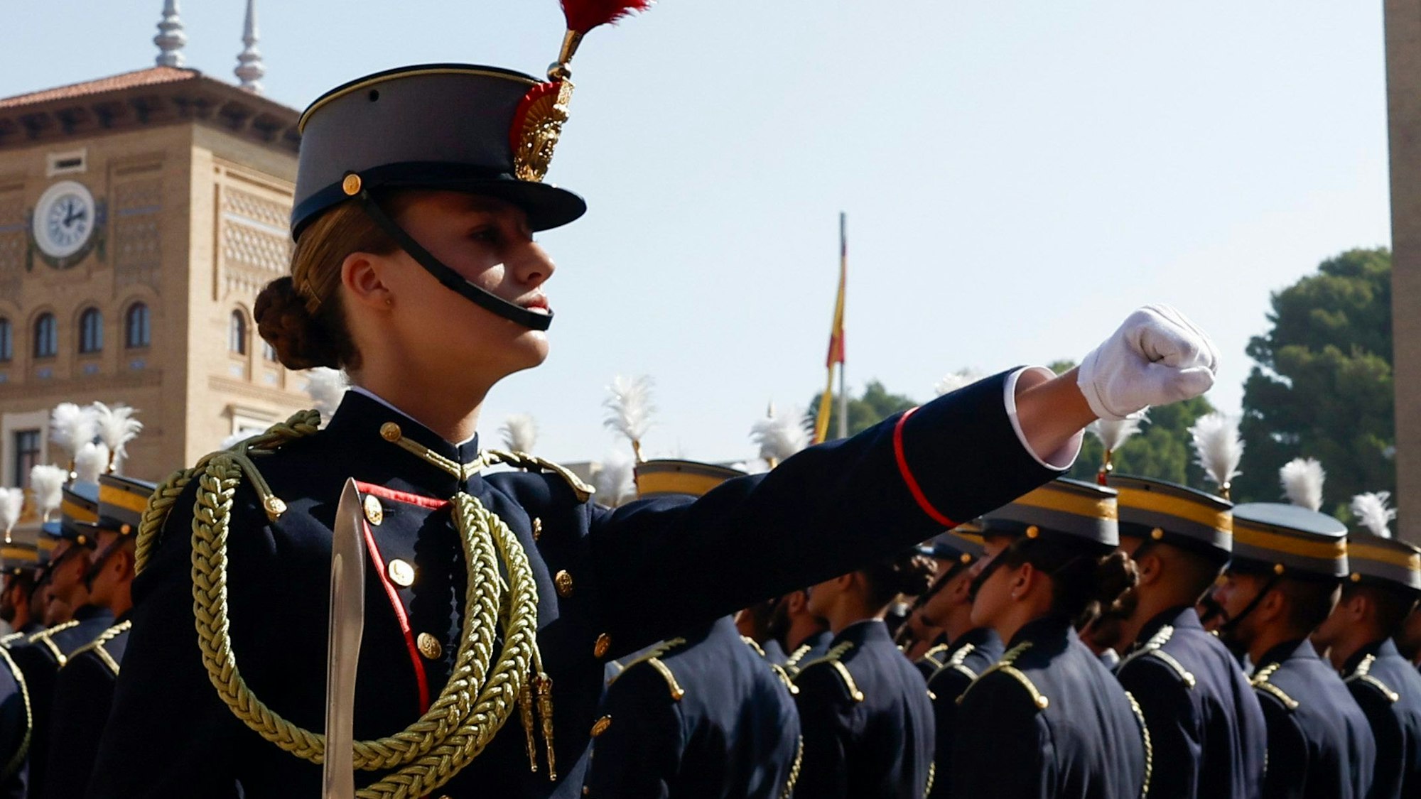 Spaniens Kronprinzessin Leonor hat nach gut sieben Wochen ihrer militärischen Ausbildung den Fahneneid geleistet.