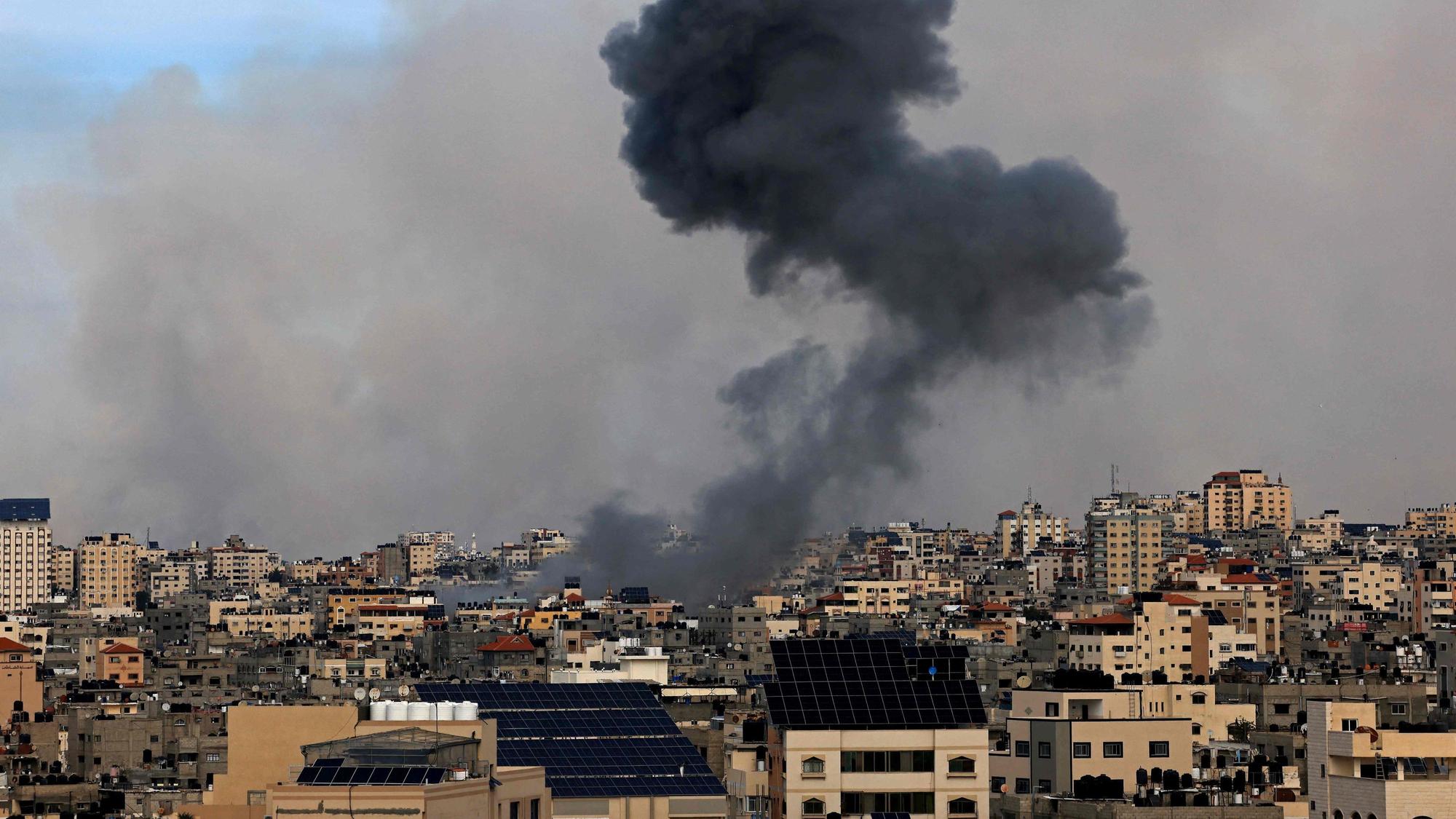 Rauch steigt über Gaza auf, nachdem die israelische Luftwaffe den Hamas-Großangriff vergolten hat.