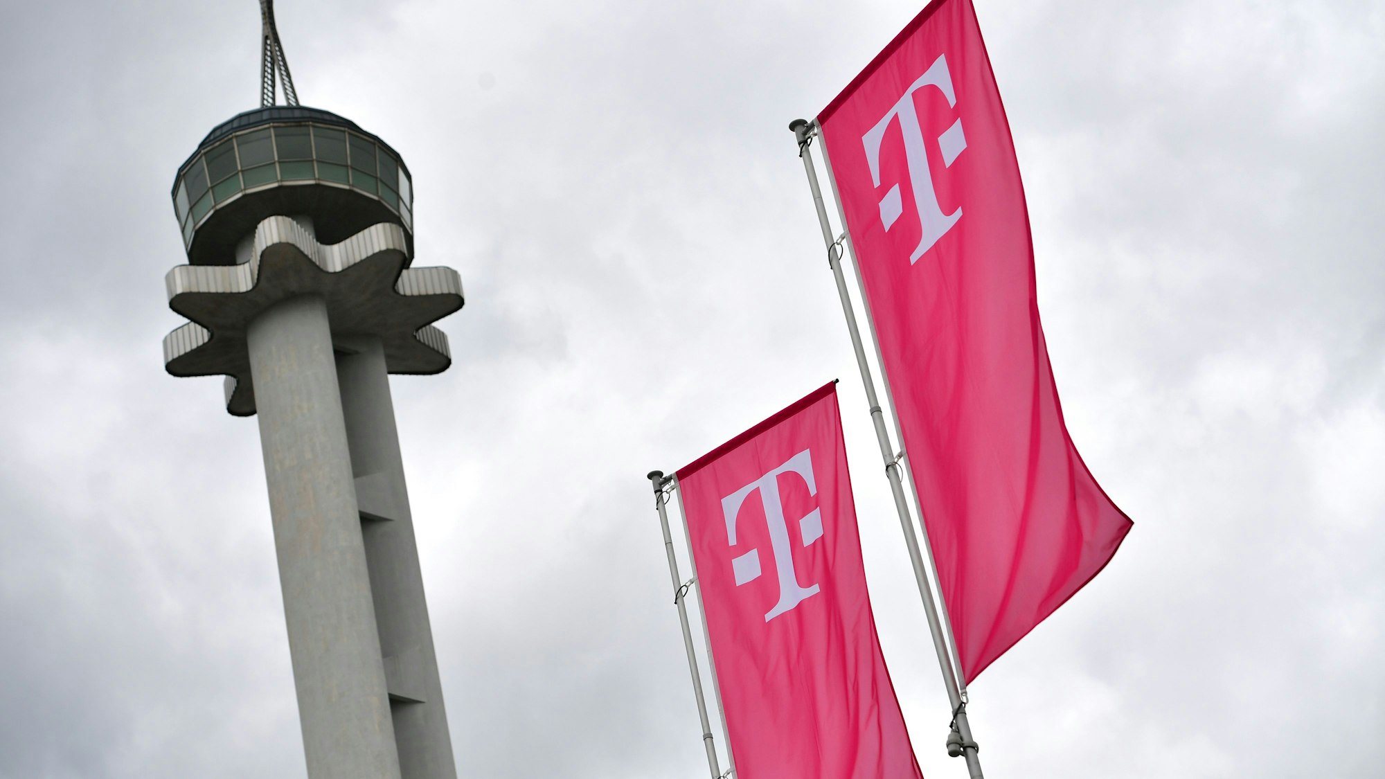 Fahnen der Deutschen Telekom.