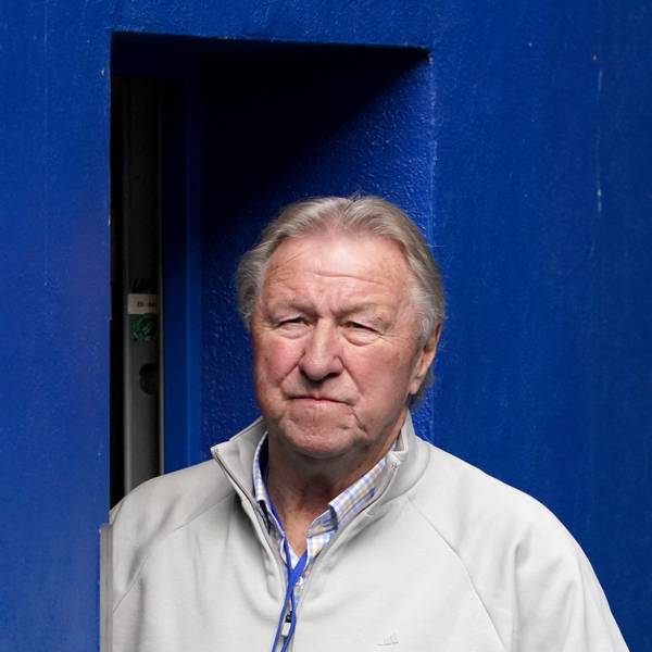 Die HSV-Vereinslegende Horst Hrubesch wartet auf den Spielbeginn.