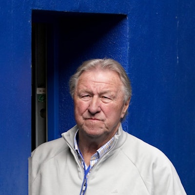 Die HSV-Vereinslegende Horst Hrubesch wartet auf den Spielbeginn.