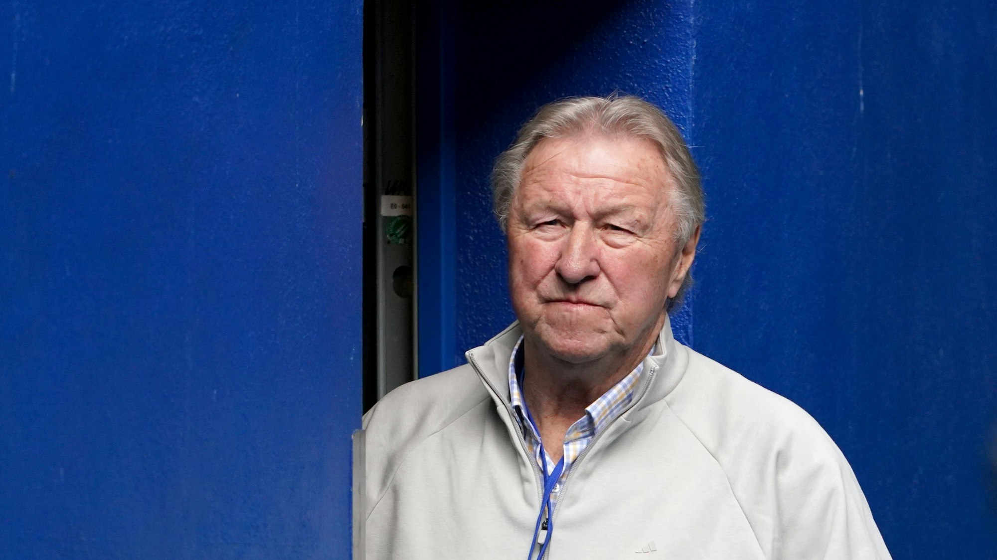 Die HSV-Vereinslegende Horst Hrubesch wartet auf den Spielbeginn.
