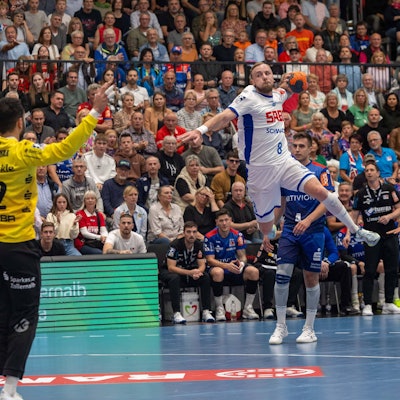 VfL-Rechtsaußen Lukas Blohme springt frei mit dem Ball in der Hand auf Balingens Torhüter zu.