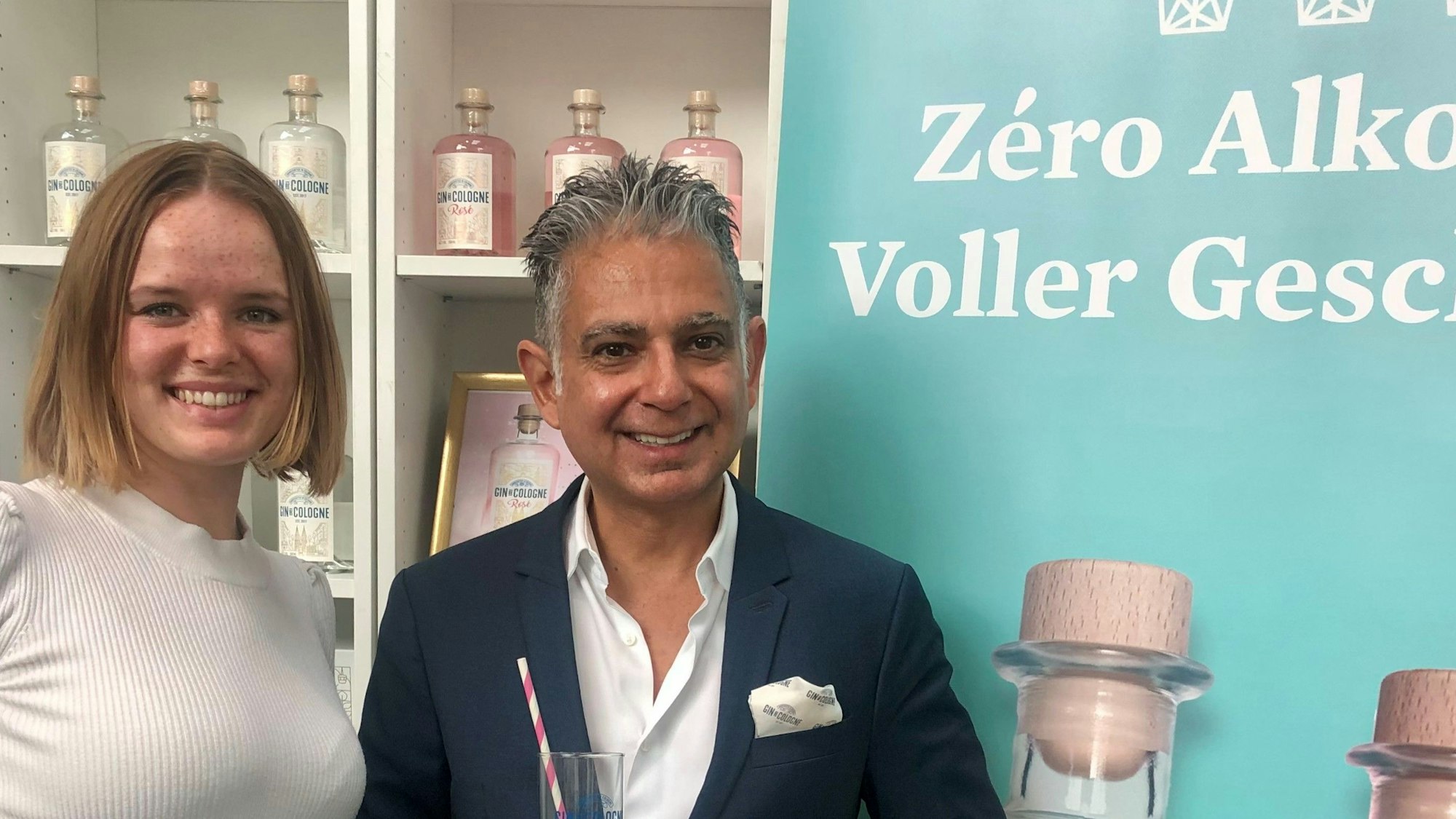 Der Geschäftsführer der Firma Gin de Cologne und seine Sales-Managerin am Anuga-Messestand