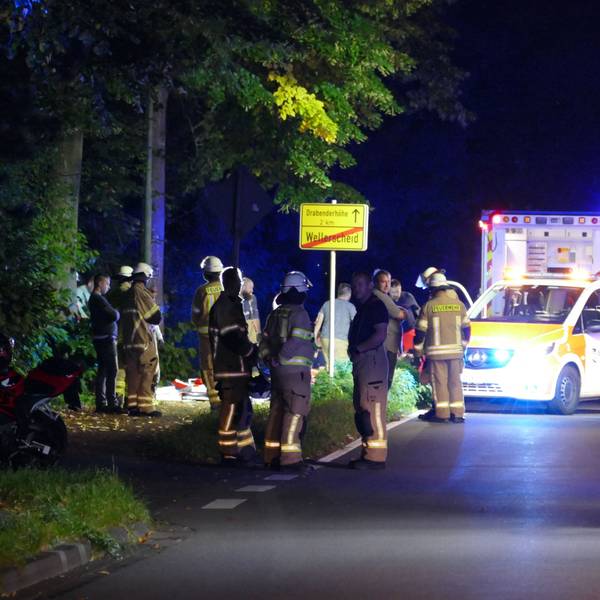 Einsatzkräfte an einer Unfallstelle.