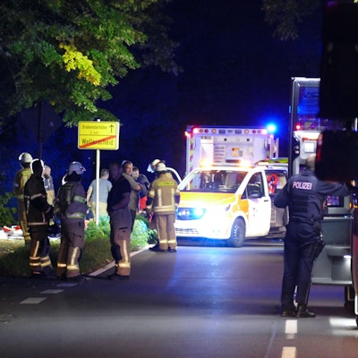 Einsatzkräfte an einer Unfallstelle.