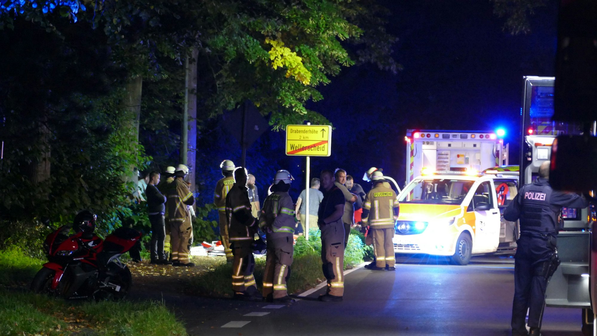 Einsatzkräfte an einer Unfallstelle.