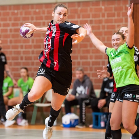 Mareike Thomaier TSV Bayer 04 Leverkusen, 02 setzt sich durch, TSV Bayer 04 Leverkusen - SG 09 Kirchhof, Handball, Frauen, Heinrich Horn Turnier, 06.08.2023 EIBNER/Michael Schmidt TSV Bayer 04 Leverkusen - SG 09 Kirchhof, Handball, Frauen, Heinrich Horn Turnier, 06.08.2023 Melsungen *** Mareike Thomaier TSV Bayer 04 Leverkusen, 02 sets, TSV Bayer 04 Leverkusen SG 09 Kirchhof, handball, women, Heinrich Horn tournament, 06 08 2023 EIBNER Michael Schmidt TSV Bayer 04 Leverkusen SG 09 Kirchhof, handball, women, Heinrich Horn tournament, 06 08 2023 Melsungen Copyright: xEIBNER/MichaelxSchmidtx EP_MST