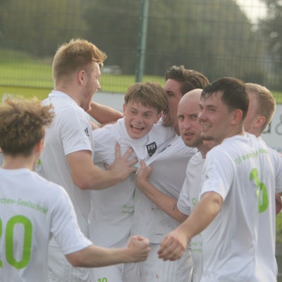 Der FSV jubelt über den 1:0-Treffer durch Paul Orfgen.