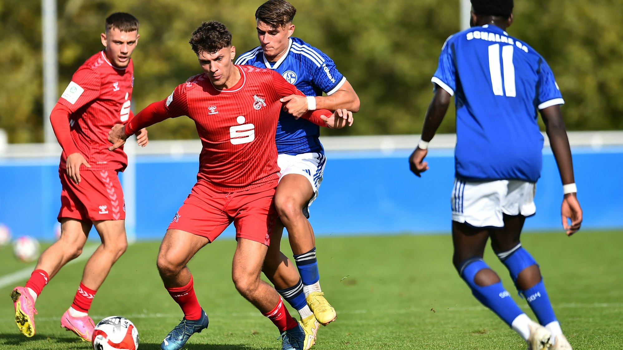 Fußball A-Junioren DFB-Pokal - Achtelfinale: Schalke 04 - 1. FC Köln am 07.10.2023 am Parkstadion Rasenplatz 4 in Gelsenkirchen
Julian Andreas Pauli ( 1. FC Köln U19 ), vorne - Bilal Brusdeilins ( FC Schalke 04 U19 ), hinten
Foto: Thorsten Tillmann / FUNKE Foto Services