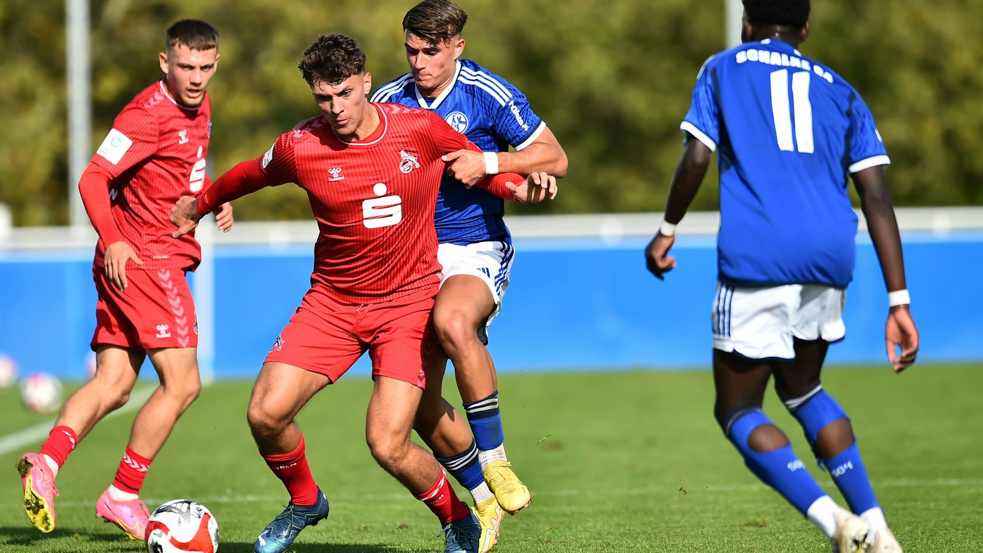 Fußball A-Junioren DFB-Pokal - Achtelfinale: Schalke 04 - 1. FC Köln am 07.10.2023 am Parkstadion Rasenplatz 4 in Gelsenkirchen
Julian Andreas Pauli ( 1. FC Köln U19 ), vorne - Bilal Brusdeilins ( FC Schalke 04 U19 ), hinten
Foto: Thorsten Tillmann / FUNKE Foto Services