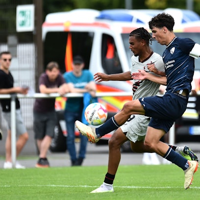Fußball A-Junioren Bundesliga West 2. SPIELTAG: VfL Bochum - Bayer 04 Leverkusen am 19.08.2022 im Nachwuchszentrum VfL Bochum in Bochum
Niko Bozickovic ( VfL Bochum U19 ), vorne - Jordan Osayamen Samuel Zirkzee ( Bayer 04 Leverkusen U19 ), hinten
Foto: Thorsten Tillmann / FUNKE Foto Services
