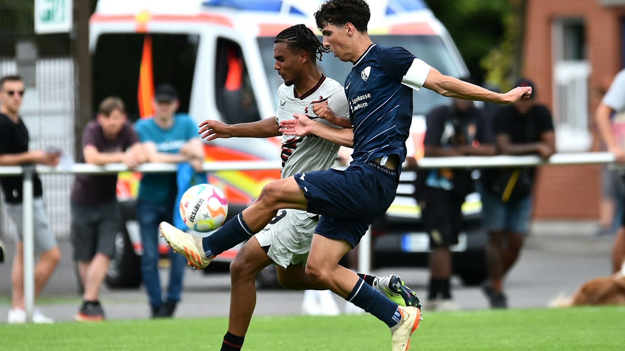 Fußball A-Junioren Bundesliga West 2. SPIELTAG: VfL Bochum - Bayer 04 Leverkusen am 19.08.2022 im Nachwuchszentrum VfL Bochum in Bochum
Niko Bozickovic ( VfL Bochum U19 ), vorne - Jordan Osayamen Samuel Zirkzee ( Bayer 04 Leverkusen U19 ), hinten
Foto: Thorsten Tillmann / FUNKE Foto Services