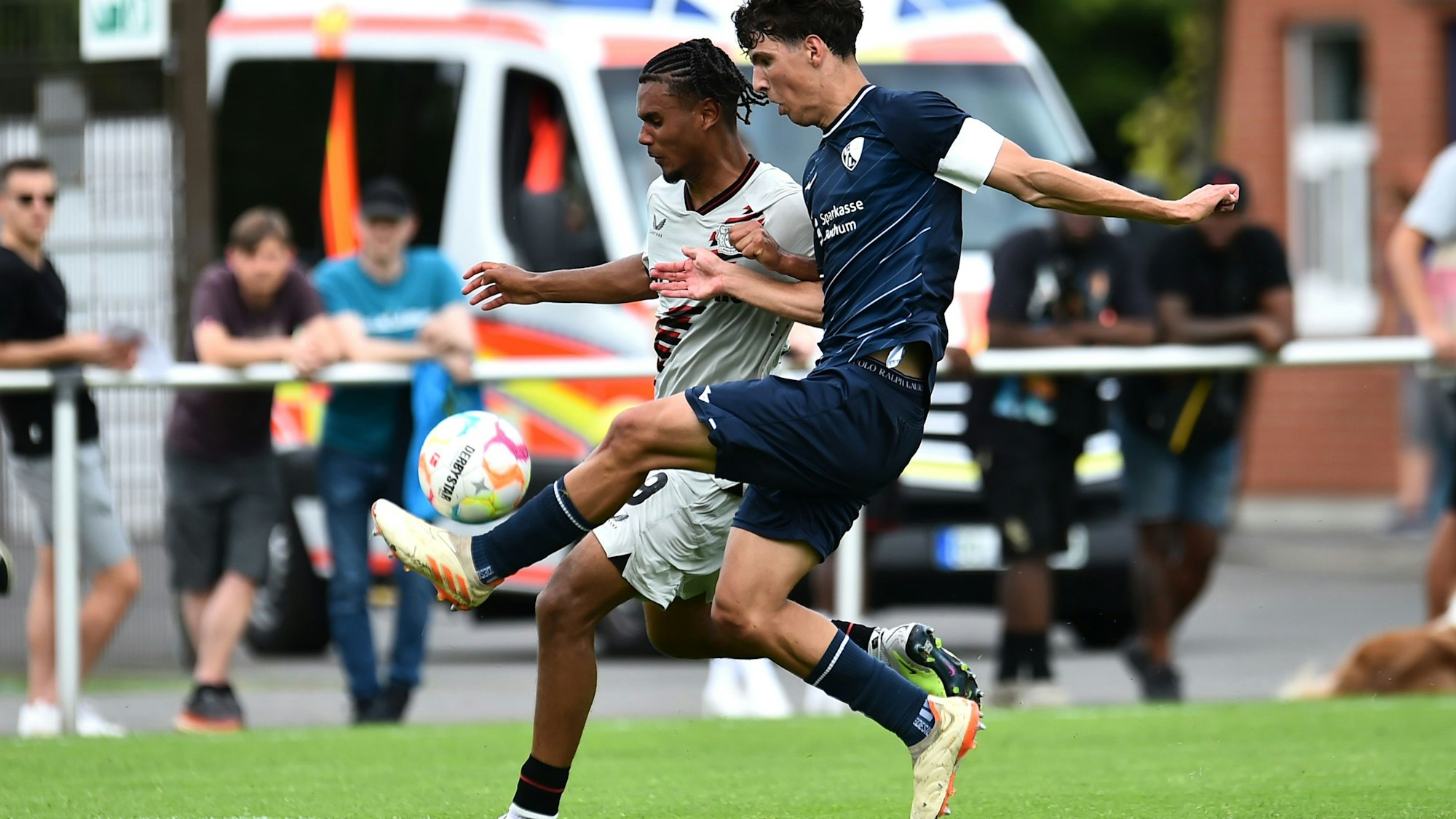 Fußball A-Junioren Bundesliga West 2. SPIELTAG: VfL Bochum - Bayer 04 Leverkusen am 19.08.2022 im Nachwuchszentrum VfL Bochum in Bochum
Niko Bozickovic ( VfL Bochum U19 ), vorne - Jordan Osayamen Samuel Zirkzee ( Bayer 04 Leverkusen U19 ), hinten
Foto: Thorsten Tillmann / FUNKE Foto Services