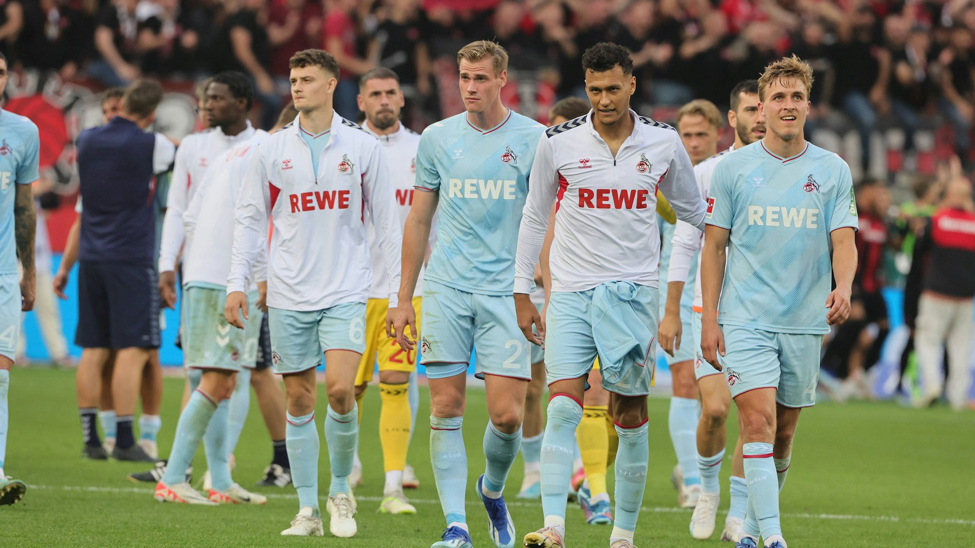 Die geschlagenen FC-Profis nach dem Spiel in Leverkusen.