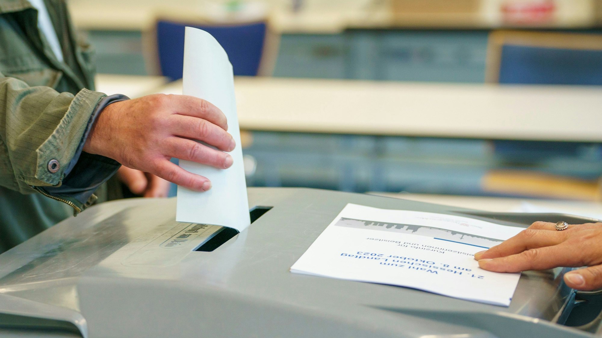 Ein Mann wirft seinen Stimmzettel in die Wahlurne.