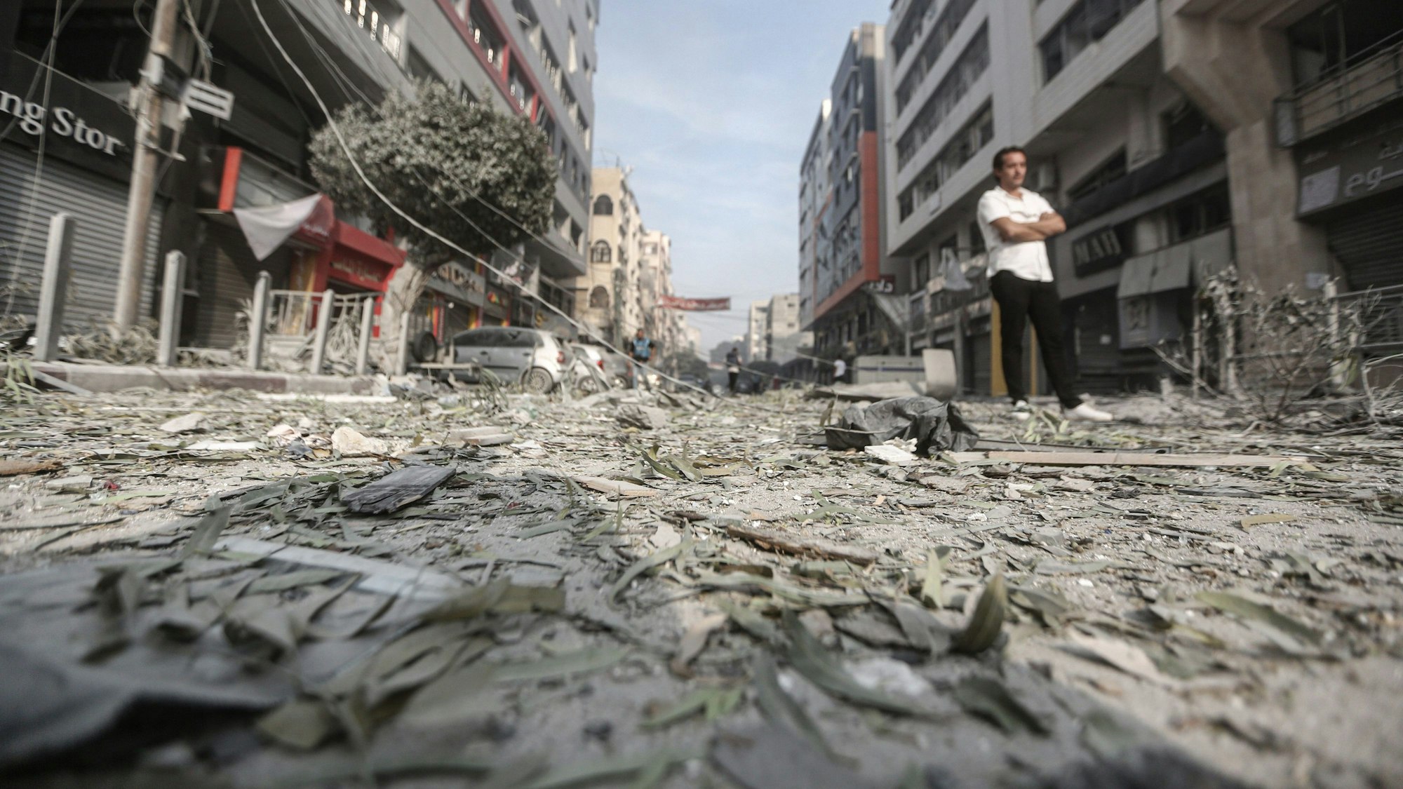 Eine Straße in Gaza ist nach einem israelischen Luftangriff mit Trümmerteilen bedeckt.