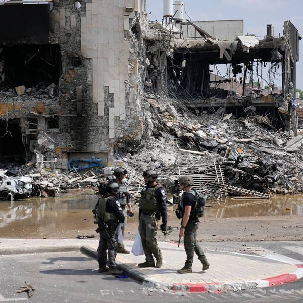 Israelische Polizisten stehen vor einer zerstörten Polizeistation. Israelische Einsatzkräfte haben nach einem Medienbericht bei Gefechten in der an den Gazastreifen grenzenden Stadt Sderot mehrere mutmaßliche Hamas-Angehörige an einer Polizeistation getötet.