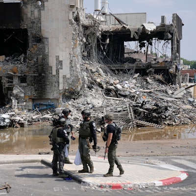 Israelische Polizisten stehen vor einer zerstörten Polizeistation. Israelische Einsatzkräfte haben nach einem Medienbericht bei Gefechten in der an den Gazastreifen grenzenden Stadt Sderot mehrere mutmaßliche Hamas-Angehörige an einer Polizeistation getötet.