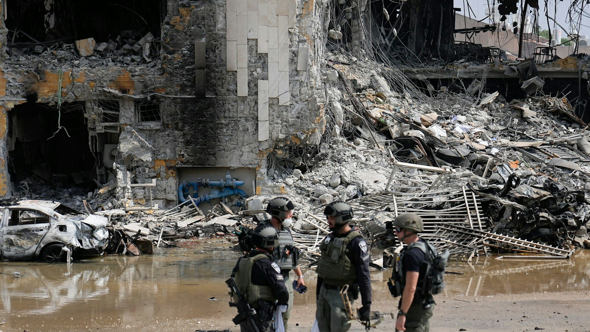 Israelische Polizisten stehen vor einer zerstörten Polizeistation. Israelische Einsatzkräfte haben nach einem Medienbericht bei Gefechten in der an den Gazastreifen grenzenden Stadt Sderot mehrere mutmaßliche Hamas-Angehörige an einer Polizeistation getötet.