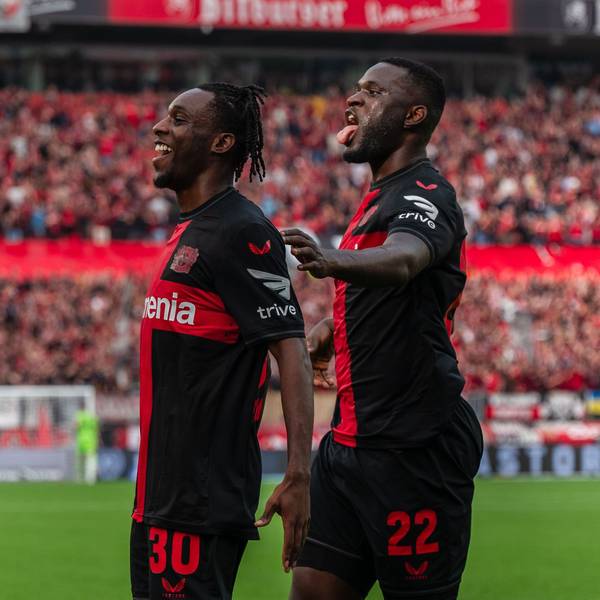 Leverkusens Torschütze Jeremie Frimpong (l) und Victor Boniface jubeln nach dem Treffer zum 2:0.