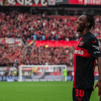 Leverkusens Torschütze Jeremie Frimpong (l) und Victor Boniface jubeln nach dem Treffer zum 2:0.