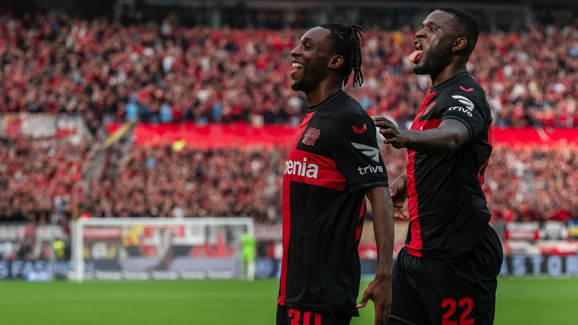 Leverkusens Torschütze Jeremie Frimpong (l) und Victor Boniface jubeln nach dem Treffer zum 2:0.
