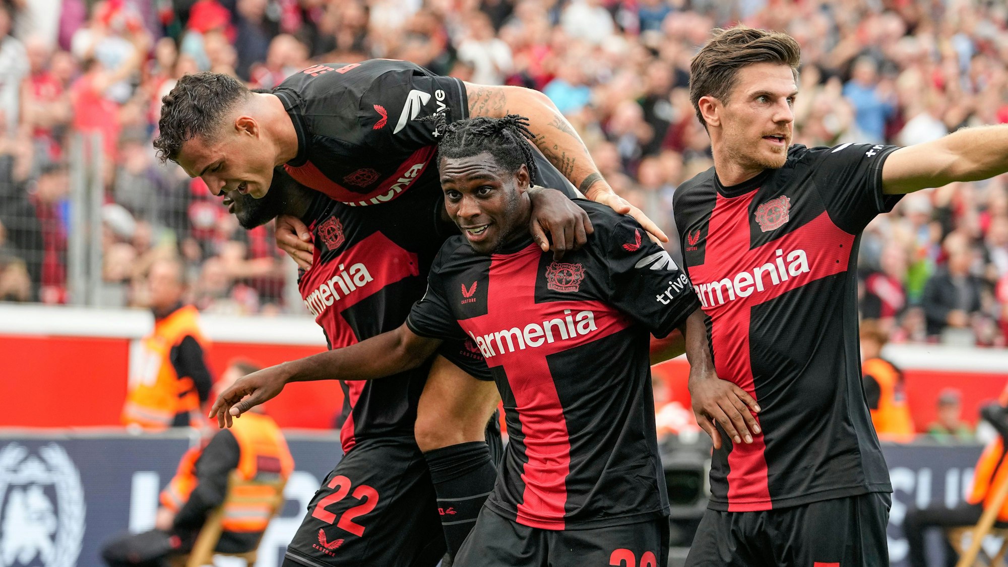 Bayer-Profis jubeln nach dem 2:0 gegen den 1. FC Köln.