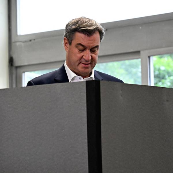 Ministerpräsident Markus Söder in einem Wahllokal
