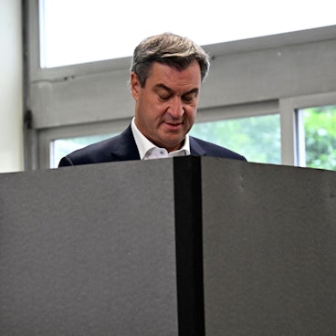 Ministerpräsident Markus Söder in einem Wahllokal