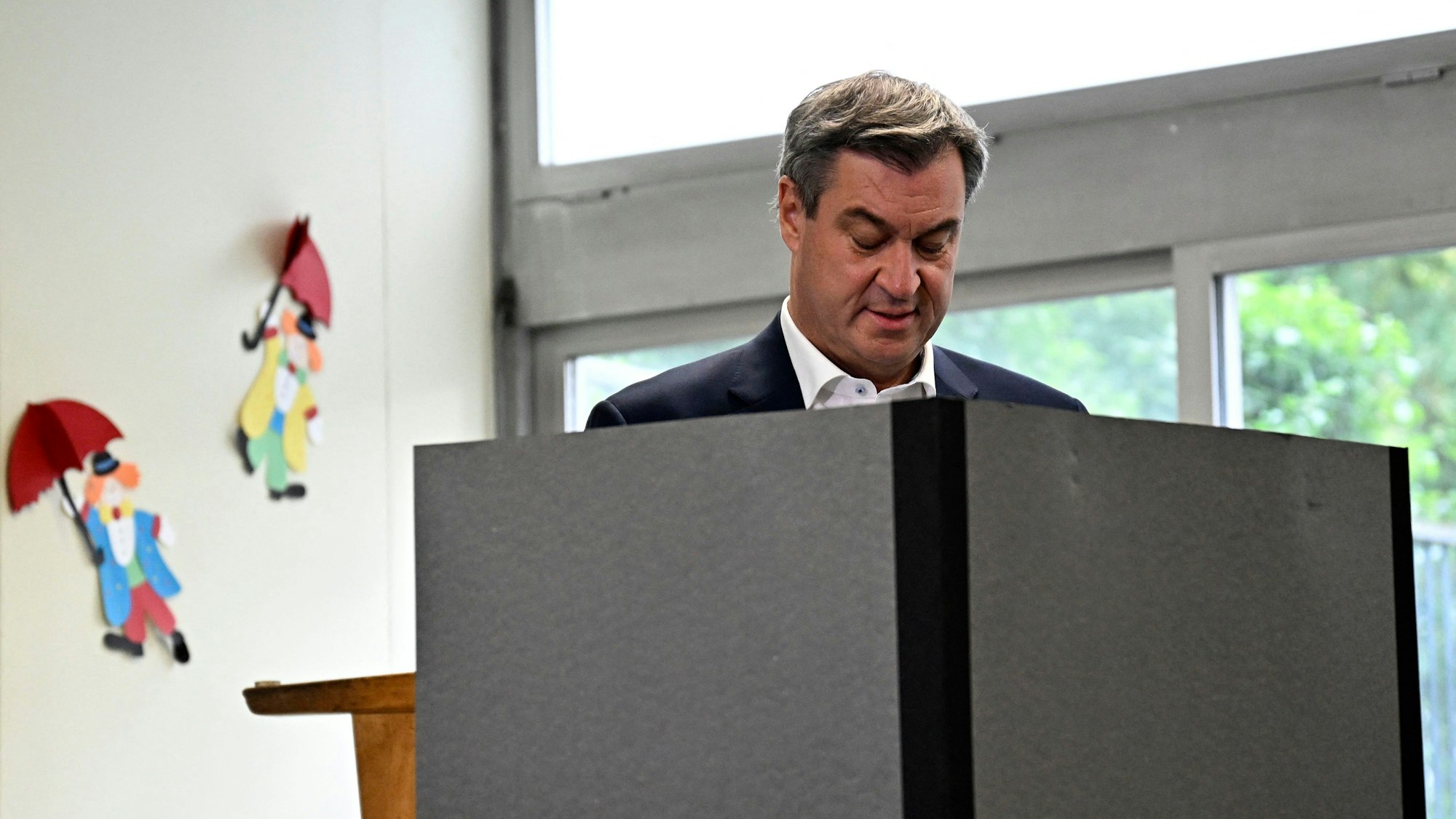 Ministerpräsident Markus Söder in einem Wahllokal