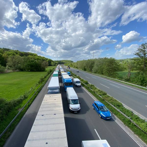 Auf der Autobahn 3 staut sich der Verkehr nach einem Unfall in einer Fahrtrichtung.