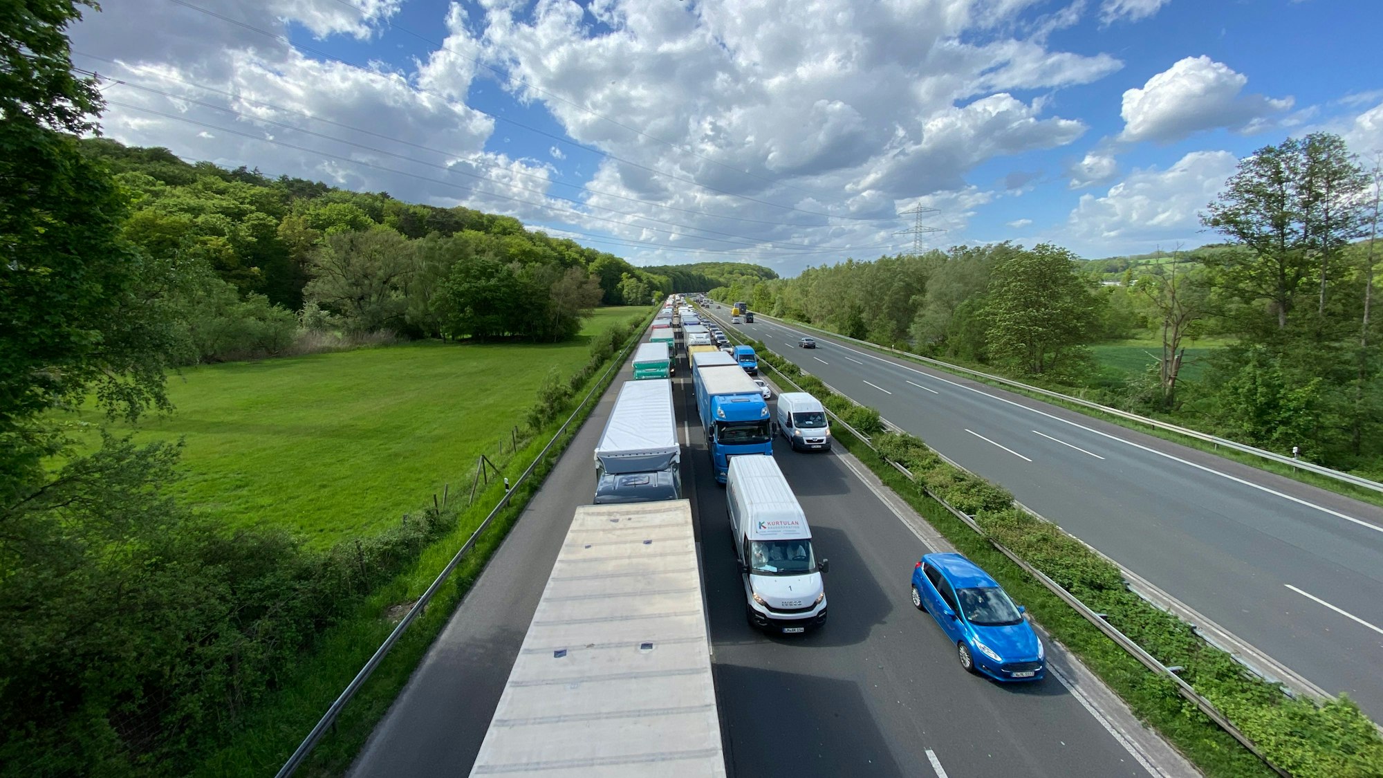 Auf der Autobahn 3 staut sich der Verkehr nach einem Unfall in einer Fahrtrichtung.