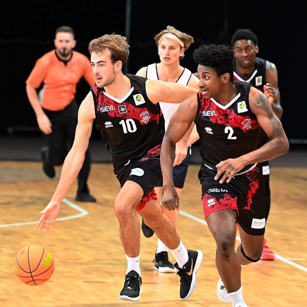 15.09.2023, Basketball-Bayer Giants-Etzella Ettelbruck
links: Sebastian Brach (Bayer)
rechts: Trey McBride (Bayer)
Foto: Uli Herhaus