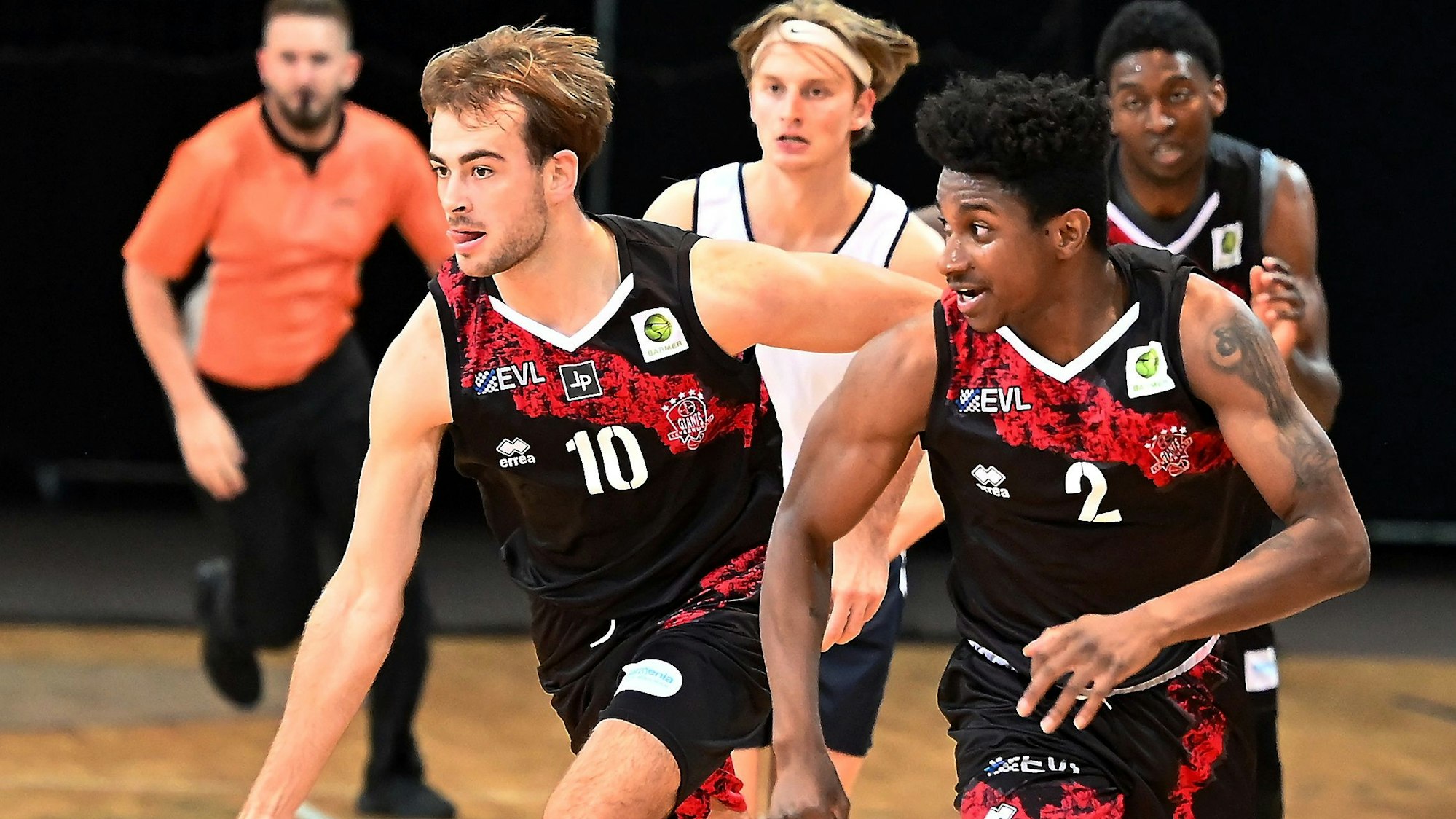 15.09.2023, Basketball-Bayer Giants-Etzella Ettelbruck
links: Sebastian Brach (Bayer)
rechts: Trey McBride (Bayer)
Foto: Uli Herhaus
