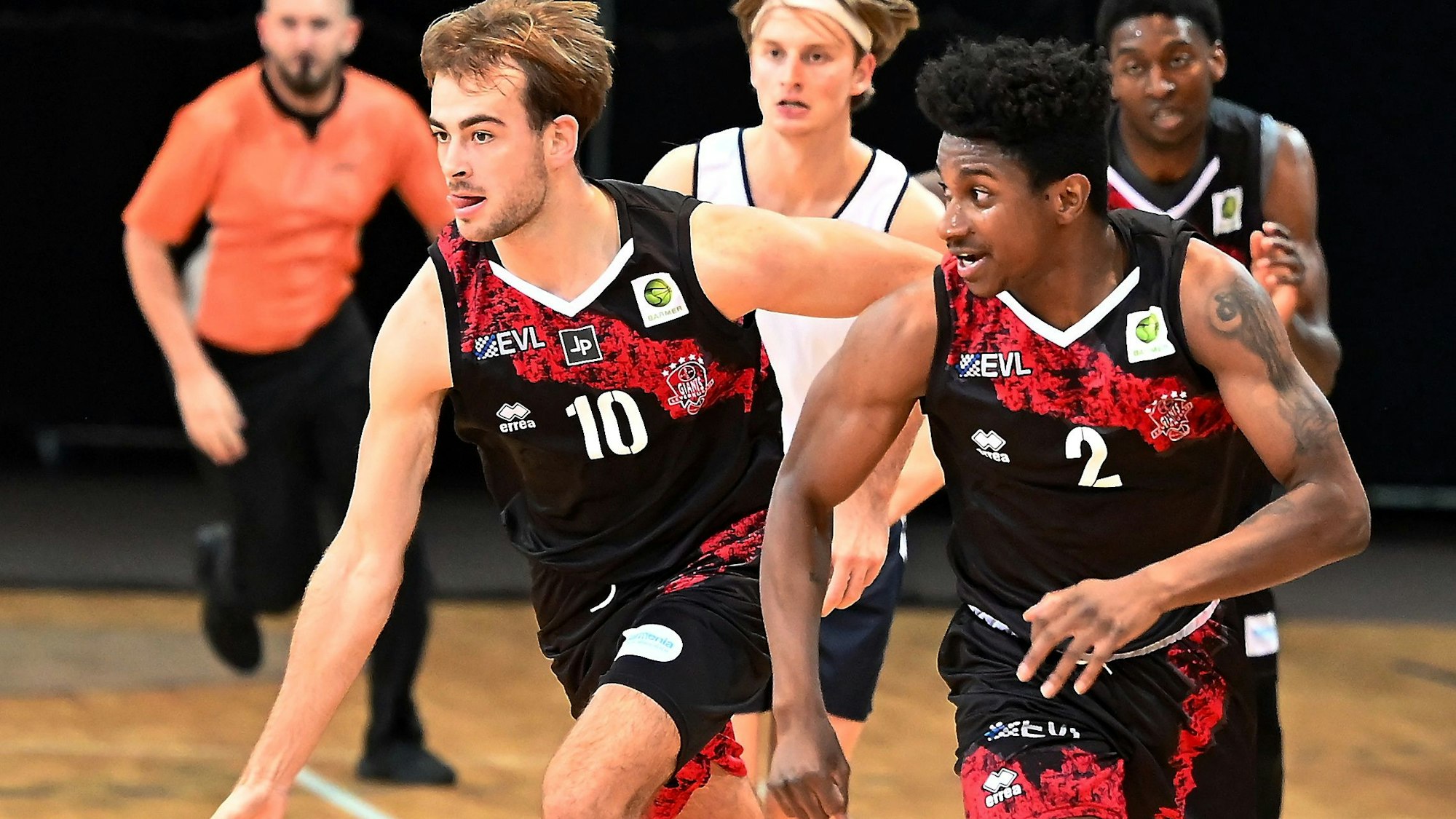 15.09.2023, Basketball-Bayer Giants-Etzella Ettelbruck
links: Sebastian Brach (Bayer)
rechts: Trey McBride (Bayer)
Foto: Uli Herhaus