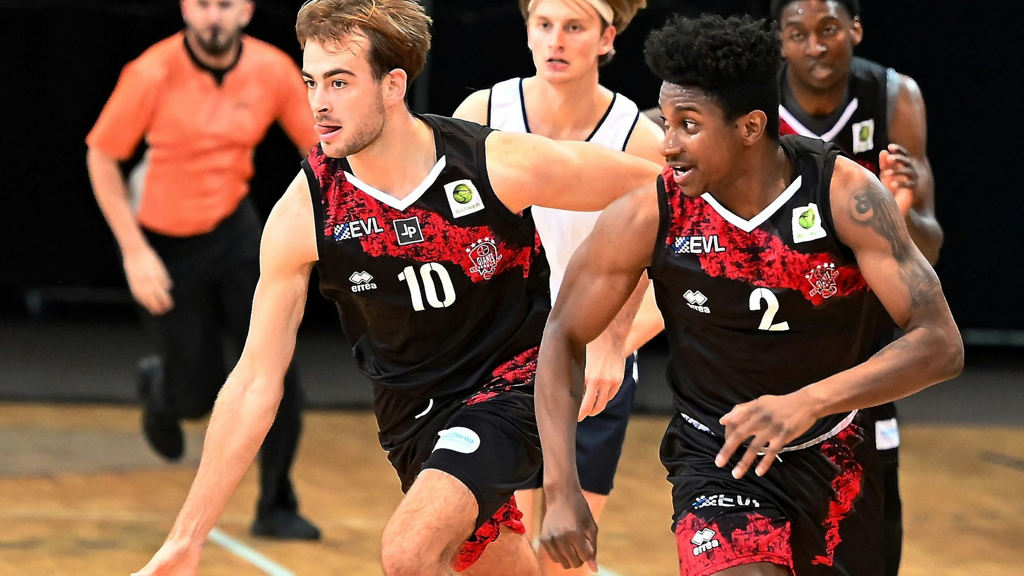 15.09.2023, Basketball-Bayer Giants-Etzella Ettelbruck
links: Sebastian Brach (Bayer)
rechts: Trey McBride (Bayer)
Foto: Uli Herhaus