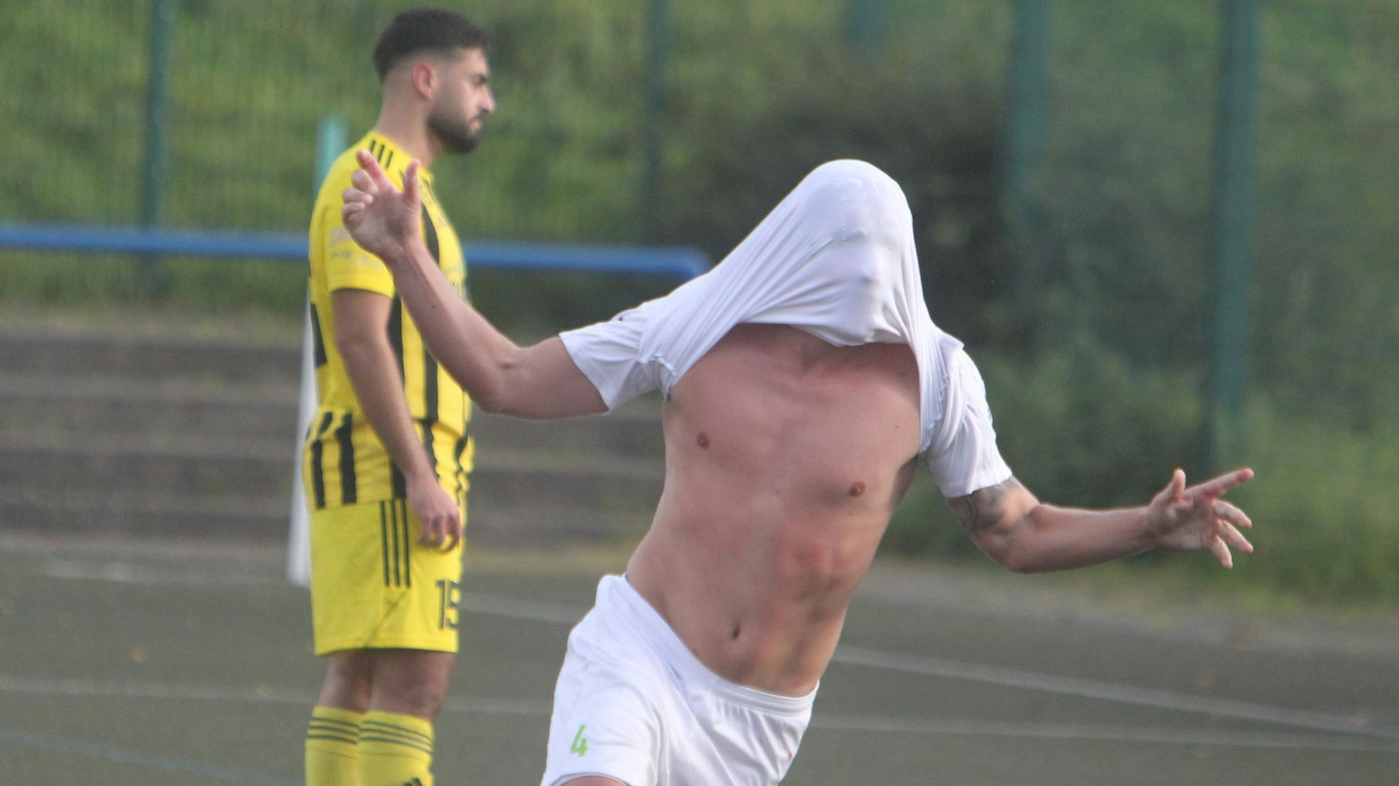 Der Torschütze dreht zum Jubel ab.