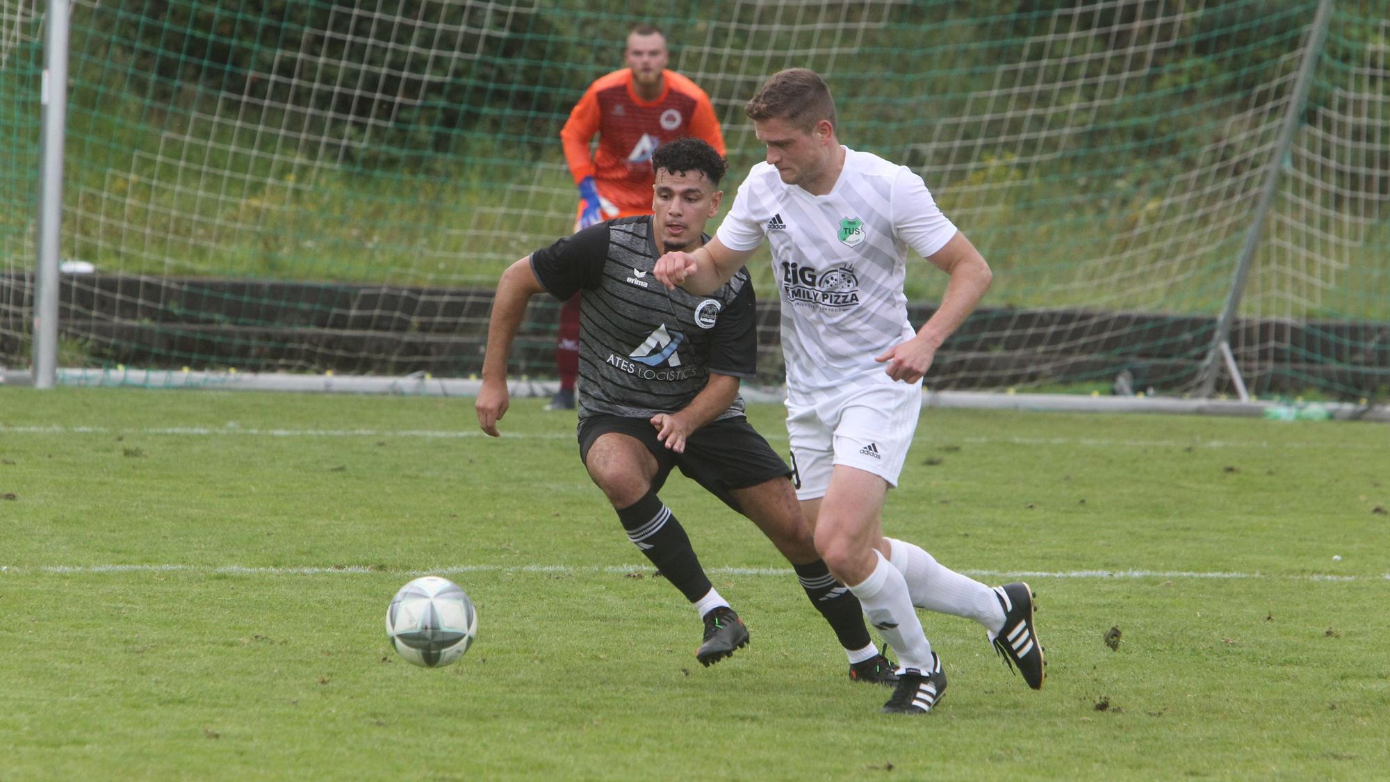 Yassine El Bighouti (links) vom 1. FC Niederkassel und Max Müller vom TuS Buisdorf
