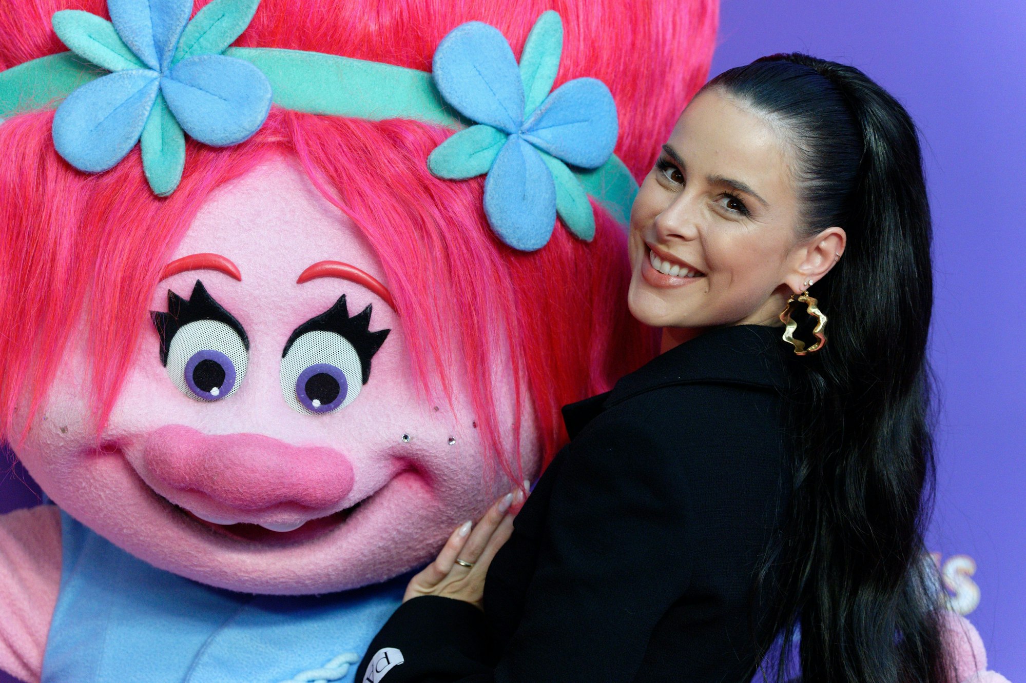 Lena Meyer-Landrut kuschelt mit Poppy, der sie zum dritten Mal ihre Stimme geliehen hat.