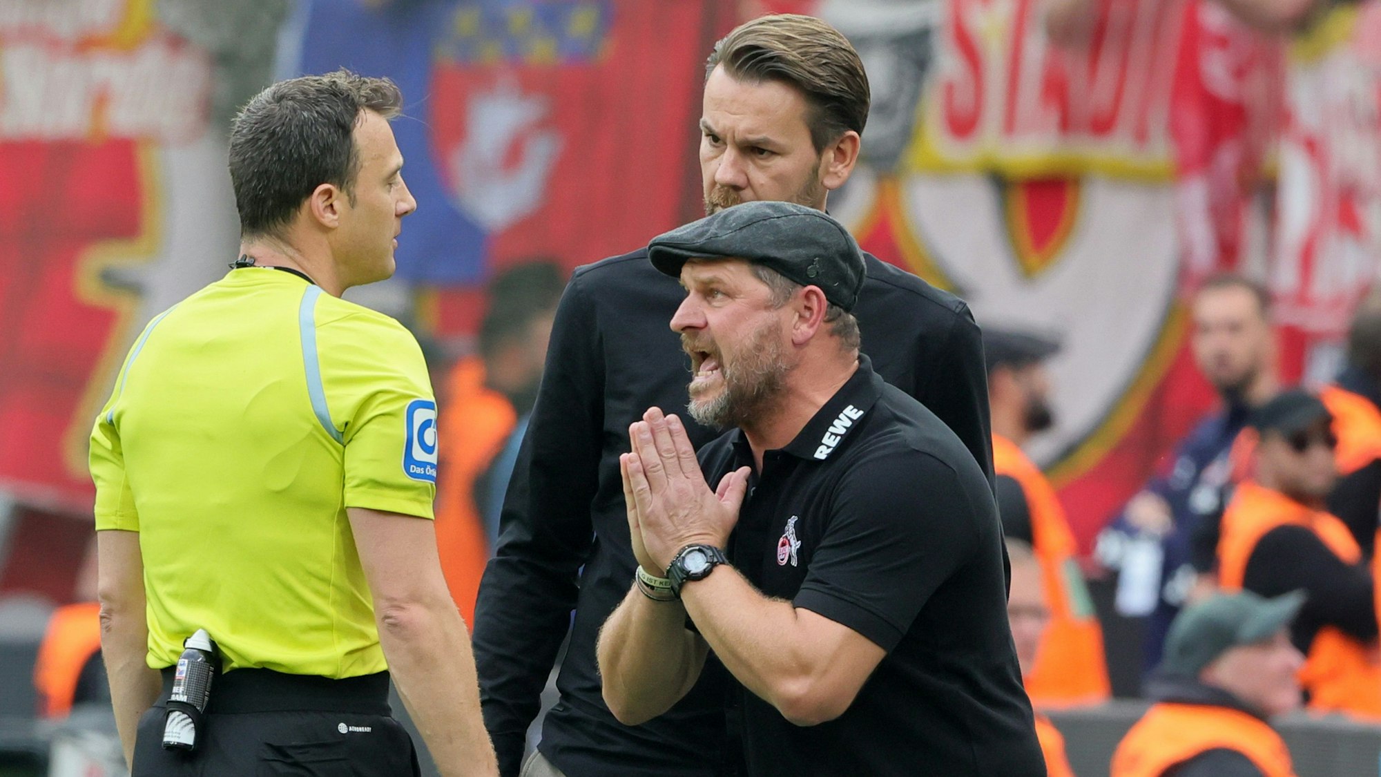 Steffen Baumgart in einer Auseinandersetzung mit Schiedsrichter Felix Zwayer.