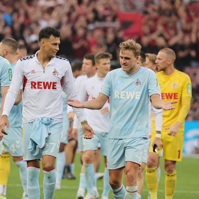 Spieler des 1. FC Köln diskutieren nach der Pleite in Leverkusen.